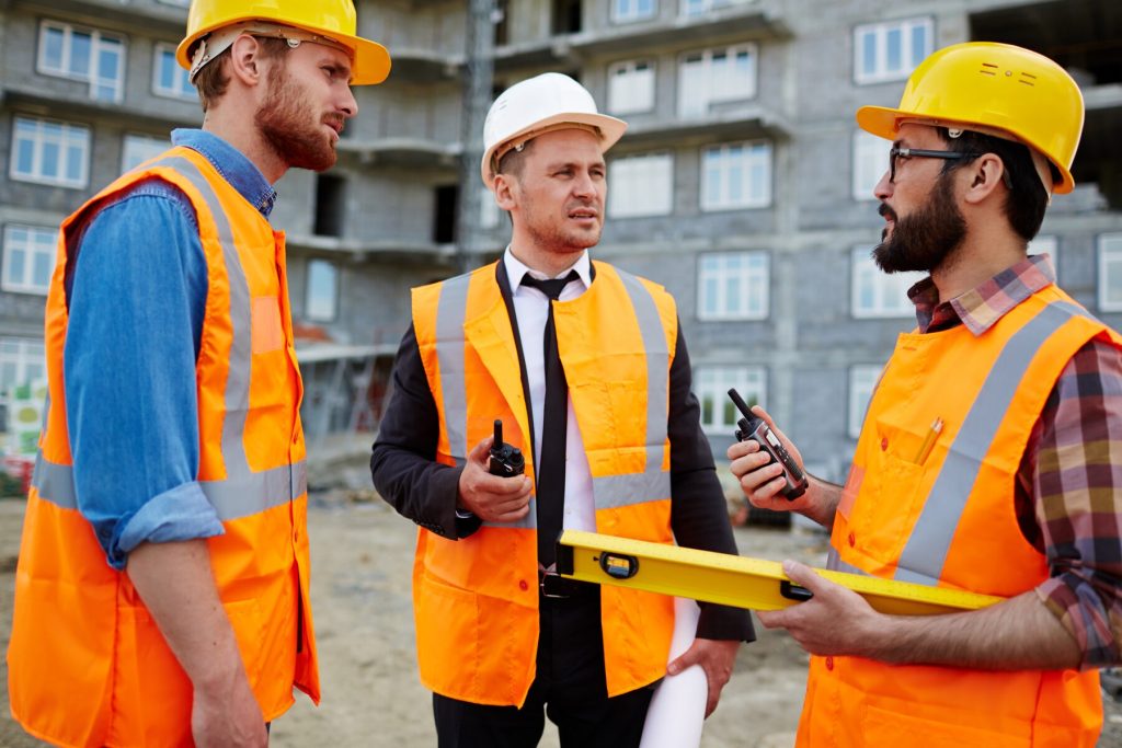 Image montrant une équipe de construction en action, respectant les normes de sécurité et de qualité